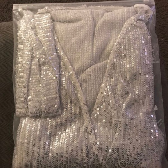 V-Neck Long Sleeve Silver Jumpsuit (With Belt) - Picture 4 of 4